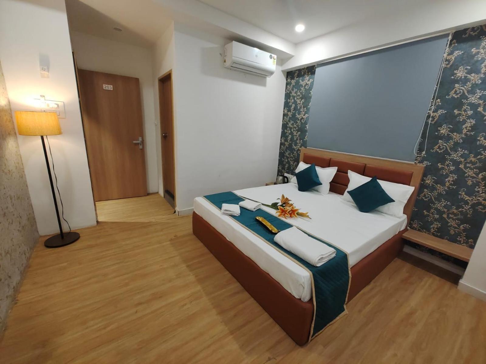 Hotel Prasang Surat Exterior foto
