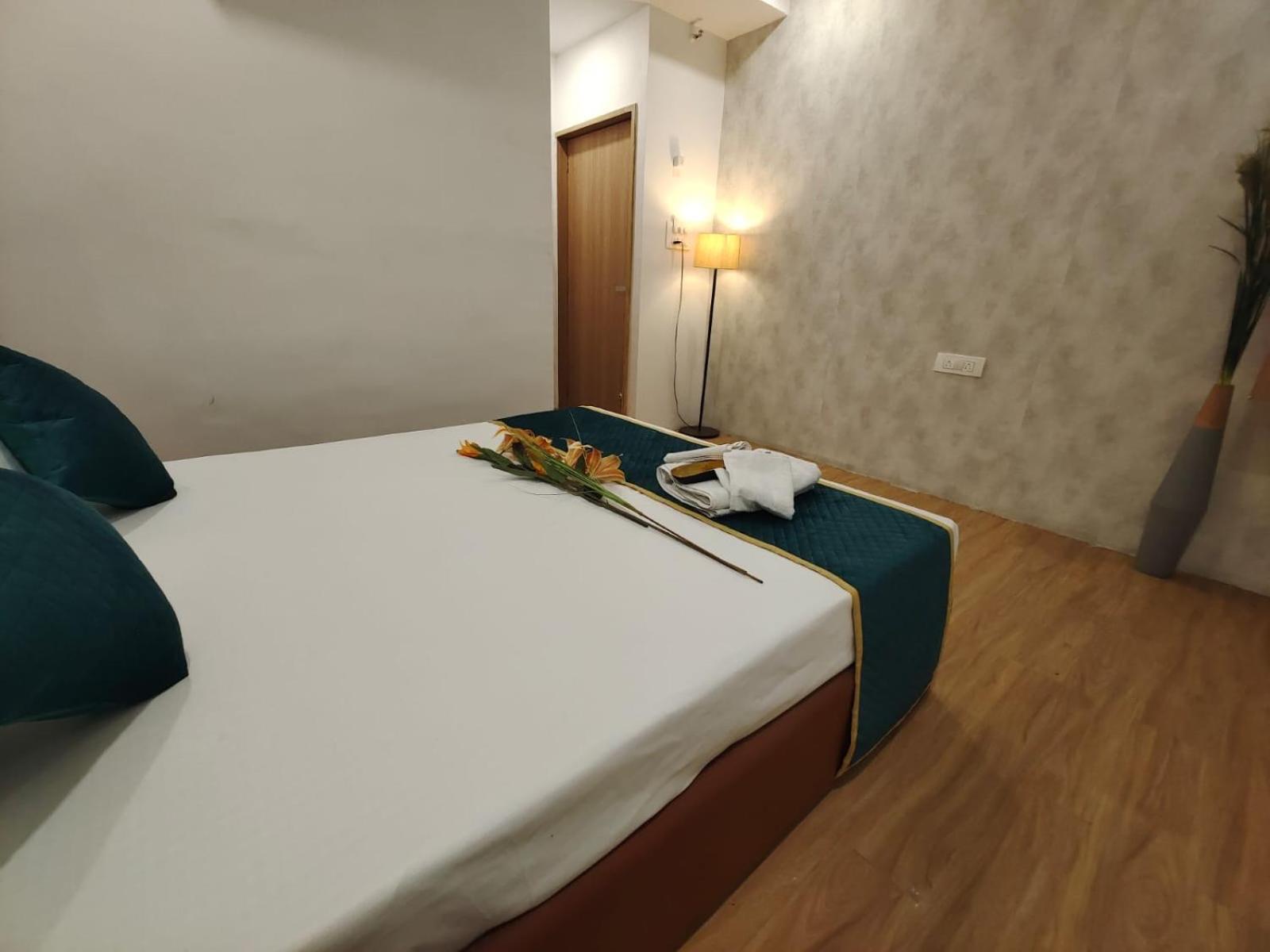 Hotel Prasang Surat Exterior foto