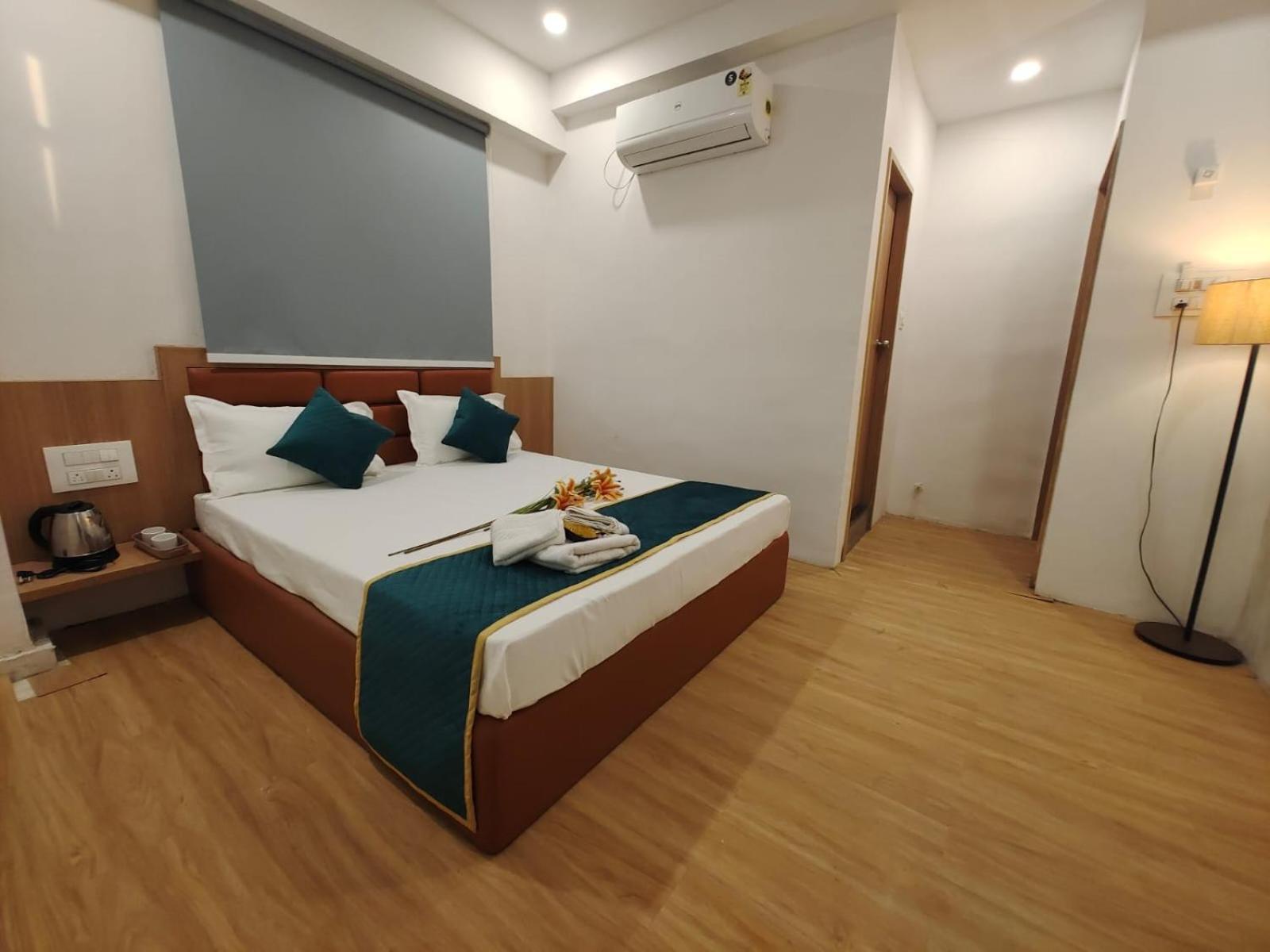 Hotel Prasang Surat Exterior foto