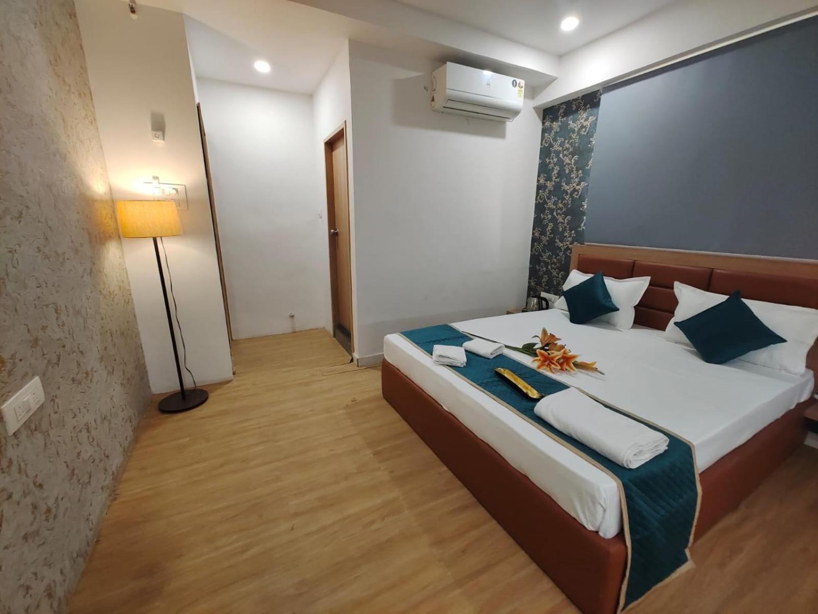 Hotel Prasang Surat Exterior foto