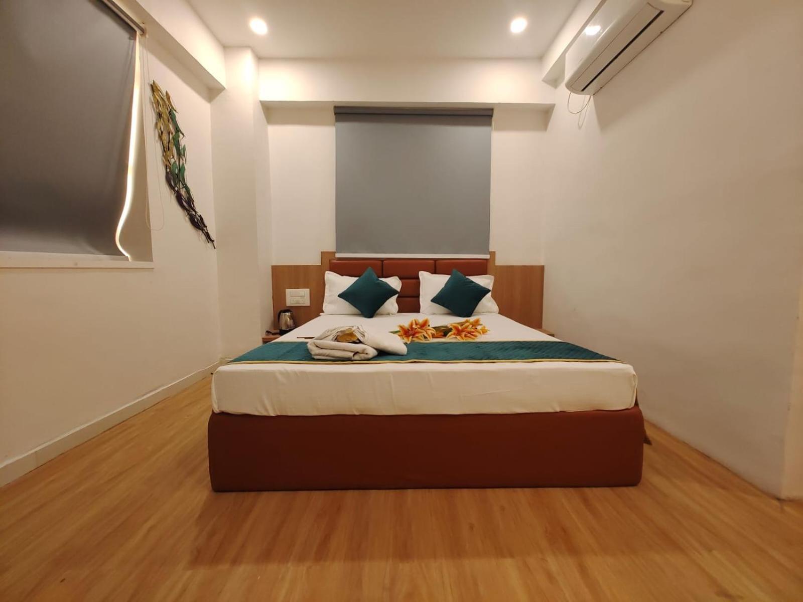 Hotel Prasang Surat Exterior foto